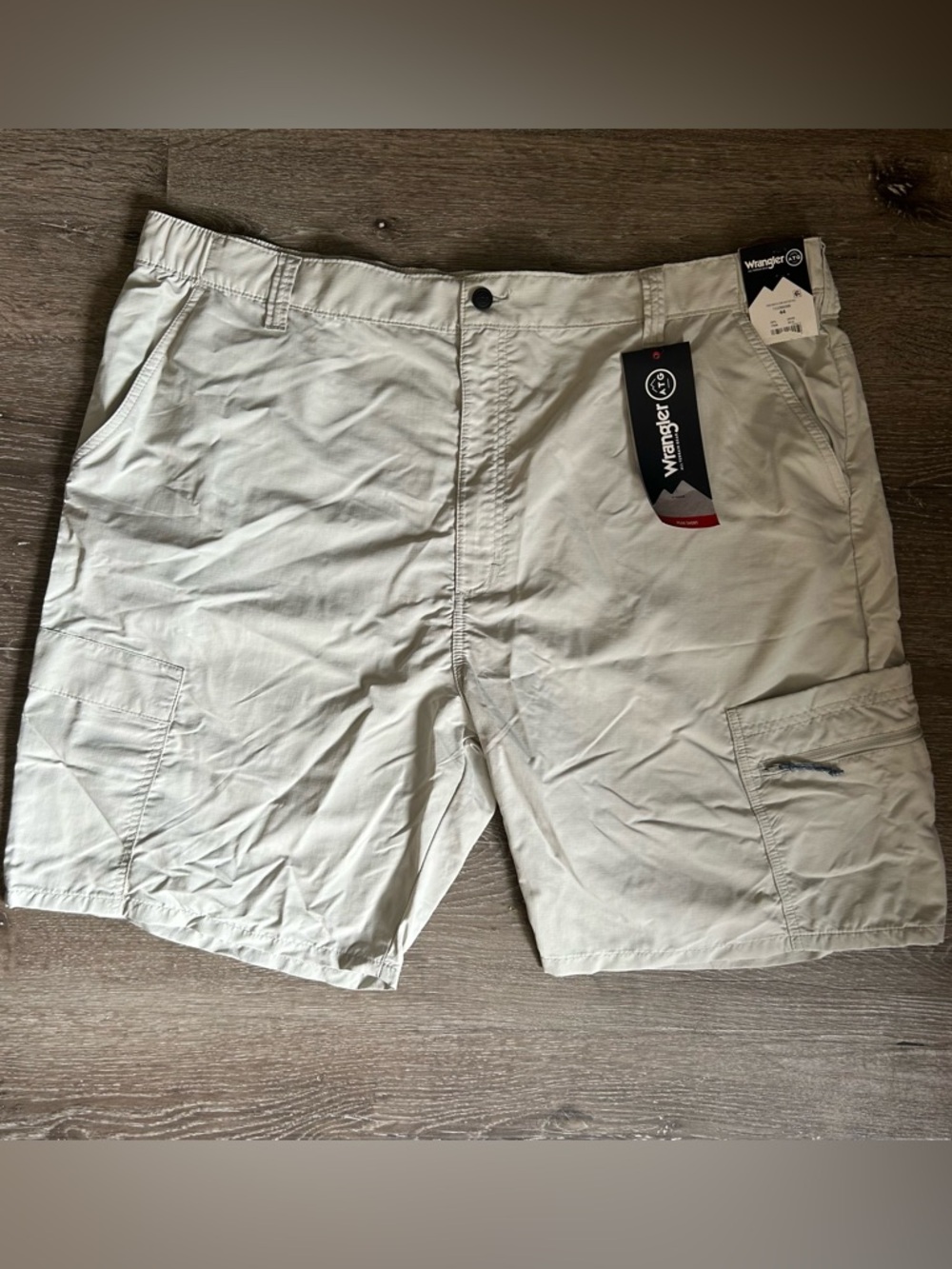 NWT Mens 44 Light Gray Wrangler Cargo Shorts Uv Protection Moisture Wicking